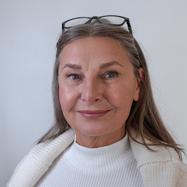 Square an elderly woman smiling.